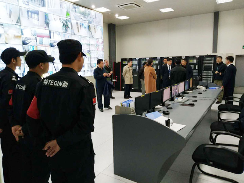 深入一线-坚守岗位为十九大保驾护航.jpg